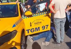Beyoğlu'nda seyir halindeyken rahatsızlanan taksi şoförü aracını kenara çekip yola uzandı