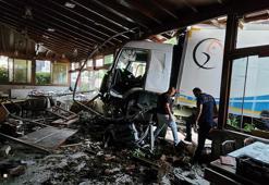 Freni boşalan kamyon, restorana girdi: kaza anı kamerada