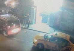 Beyoğlu'nda önce yerde darbetti sonra gasbedip kaçtı; o anlar kamerada