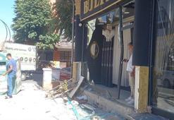 Kamyonete çarpan motosikletteki 2 kişi, iş yerinin vitrinine savruldu