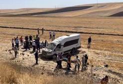Malazgirt kutlamalarına gidenleri taşıyan minibüs devrildi; 10 yaralı