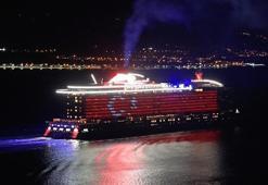 Kruvaziyer, gövdesine Türk bayrağı yansıtarak Çanakkale'yi selamladı