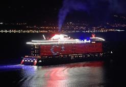 Kruvaziyer, gövdesine Türk bayrağı yansıtarak Çanakkale'yi selamladı