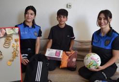 14 yaşındaki Ömer, çöpün yanında bulduğu 1,6 milyon liralık altını polise teslim etti