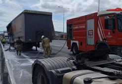 Kuzey Marmara Otoyolu'nda TIR dorsesinde çıkan yangın söndürüldü
