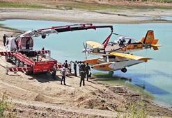 Kırıma uğrayan yangın söndürme uçağı gölden çıkarıldı