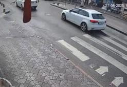 Beyoğlu'nda karşıya geçen dede ve torununa otomobil çarptı