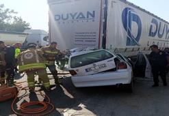 TIR'a çarpan otomobildeki 2 kuzen öldü, 1 kişi ağır yaralı