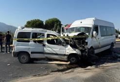 İşçi servis minibüsü ile hafif ticari araç çarpıştı: 1 ölü, 13 yaralı