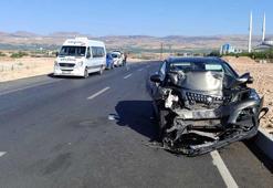 Minibüs ile otomobil çarpıştı: 9 yaralı