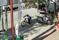 Çaldığı bisikletten düşme tehlikesi geçirdi; o anlar kamerada