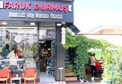 Ödüllü berberden sıra bekleyen müşterilere hobi bahçeli hizmet