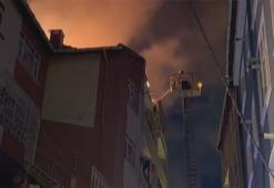 Beyoğlu’nda dairede çıkan yangında tüpün patlaması kamerada