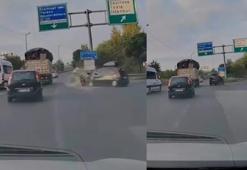 Tuzla’da şerit değişirken bariyerlere çarpan otomobil kamerada