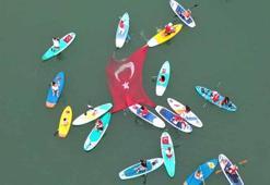 Sup Board ekibinden İznik Gölü’nde bayraklı Zafer Bayramı kutlaması
