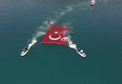 Denizde Türk bayraklı '30 Ağustos' kutlaması