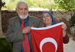 Atatürk'e benzeyen sesi ile tanınan emekli postacı, Onuncu Yıl Nutku'nu okuyup, Zafer Bayramı'nı kutladı