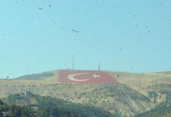 Türkiye'nin en büyük bayrağını ilk selamlayan 'Savaşan Şahinler' oldu