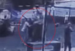 Parkta oynayan 2 çocuğu darbetti; olay anı kamerada