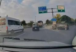 Otomobilin yol ayrımındaki bariyerlere çarptığı kaza kamerada