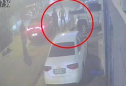 ‘Dur’ ihtarına uymayan sürücünün kullandığı kamyonet, park halindeki araçlar ile binanın kapısına çarptı