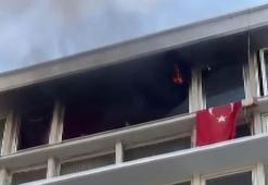 Kadıköy'de 4 katlı binada çıkan yangın söndürüldü