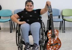 11 yılda 12 ameliyat ve 10 yara tedavisi olan Zeynep, müzikle hayata tutundu
