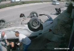 Refüje çarpan otomobil taklalar attı; kaza kamerada