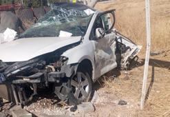 Ehliyetsiz sürücünün kullandığı otomobil, otobüs ve direğe çarptı: 1 ölü, 1 yaralı