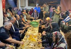 Bartın'da 2 asırlık gelenek; 3 saat boyunca topluca mısır soydular