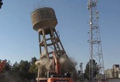 Depremde hasar gören 51 yıllık su kulesinin yıkımı yapıldı