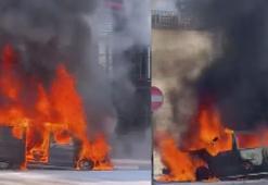 Üsküdar'da minibüs alev alev yandı