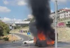 Üsküdar'da minibüs alev alev yandı