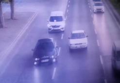 Drift atıp, polisten kaçan sürücü, otomobilinin lastiklerine ateş edilerek yakalandı