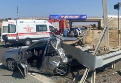 Otomobil, bariyerlere çarptı: 1 ölü, 4 yaralı