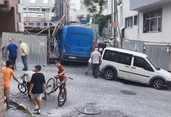 Kağıthane’de sürücüsünün direksiyon hakimiyetini kaybettiği minibüs inşaat alanına girdi