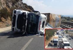 Yağ yüklü TIR devrildi; yol ulaşıma kapandı