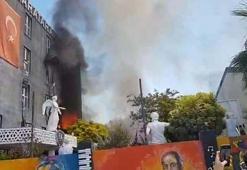 İzmir'de 2 katlı metruk bina yandı; 2 gözaltı