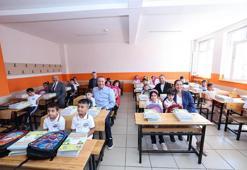 Sultangazi’de 1’inci sınıf öğrencilerine çanta ve kırtasiye seti dağıtıldı