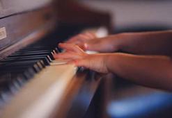 Araştırma: Müzik aleti çalmak beyni yaşlanmaya karşı koruyor