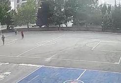 Çocukların üzerine giden aracı okul müdürü son anda durdurdu