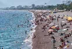 Tatilin son günlerinde Antalya sahilleri doldu