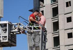 13'üncü katta iskelede mahsur kalan işçileri itfaiye kurtardı