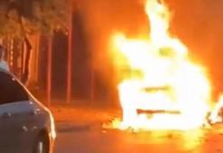 Sultangazi’de park halindeki otomobil yandı