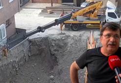 Bahçelievler'de temel kazısı sırasında bina girişi çöktü; evlerine vinçle girdiler