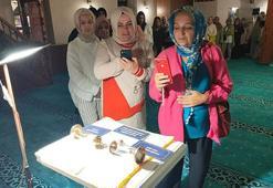 Kuşadası'nda mukaddes emanetleri görmek için sıraya girdiler