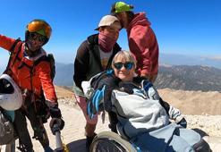 Bedensel engelli turist, 2 bin 365 metreden yamaç paraşütüyle ikili atlayış yaptı
