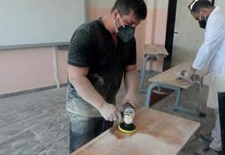 Gaziantep'te öğretmenler sıraları onarıp, sınıfları boyadı