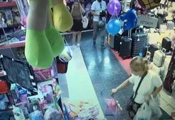 Çaldığı 700 TL’lik oyuncağı çocuğuna veren kadın, 10 TL’lik de alışveriş yaptı; o anlar kamerada