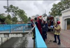 Bakırköy'de kafenin çatısından dereye düşen çalışanı itfaiye kurtardı